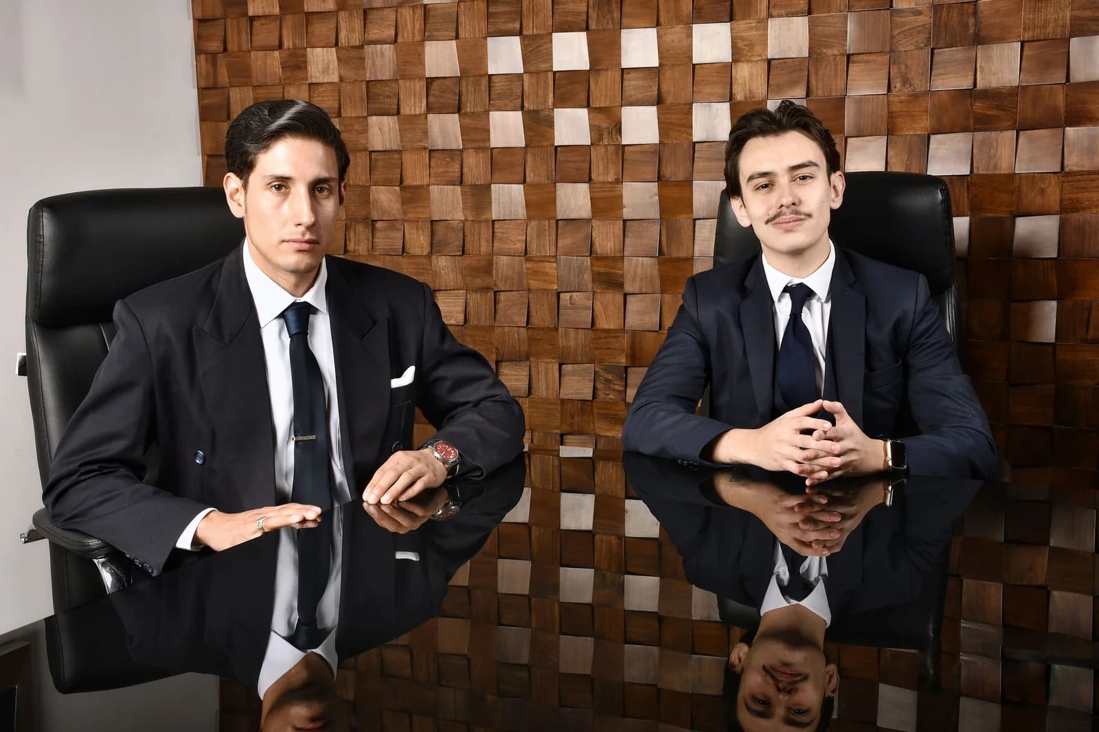 Dos abogados de IUS HOMINEM en el despacho
