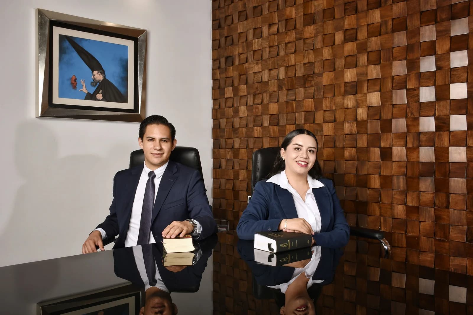 Abogados de IUS HOMINEM revisando un asunto en la mesa de juntas