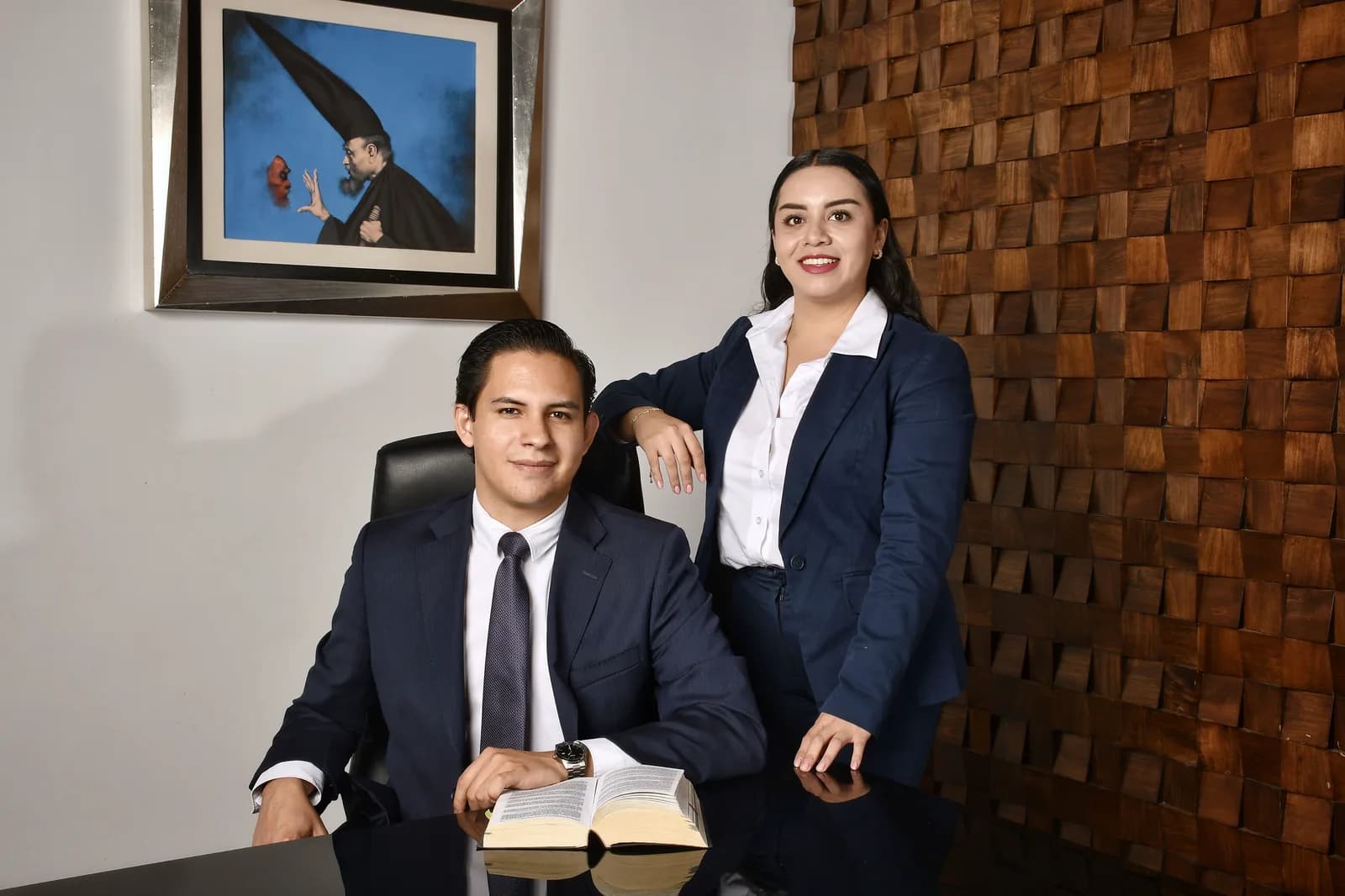 Abogados del despacho preparando la firma de un contrato